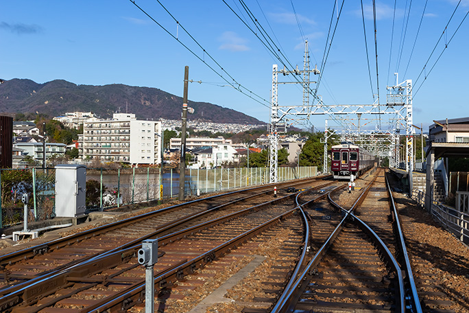 仁川駅構内からは弁天池を前景に六甲山系が遠望できる