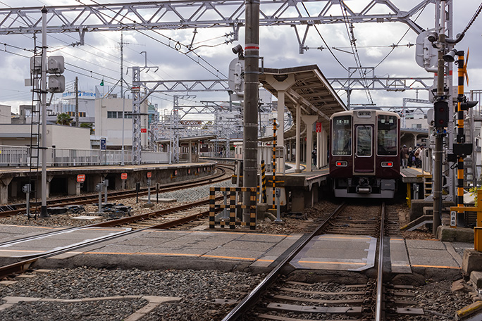 石橋阪大前駅では箕面線が宝塚本線から直角に分岐していく