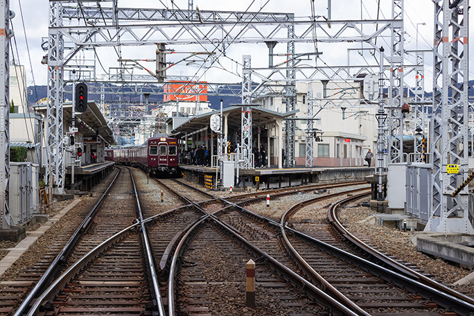 宝塚本線側から眺めた石橋阪大前駅と右手に分岐していく箕面線