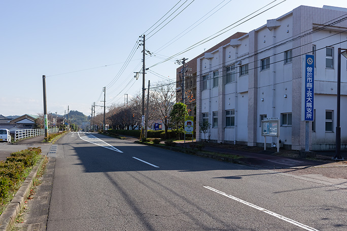 曾於市商工会の建物の敷地などに転用された岩川駅跡