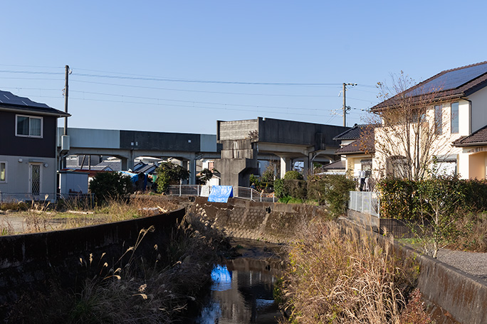 市街地の中で忽然と途切れた高架が志布志線廃線跡