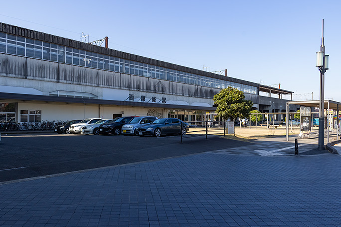 西都城駅は一見すると新幹線の駅のような作り