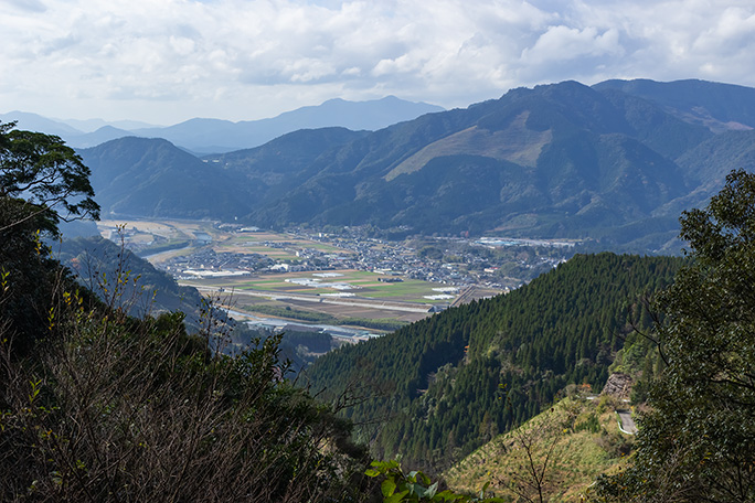 谷之城山から遥か遠くに北郷の里を見下ろす