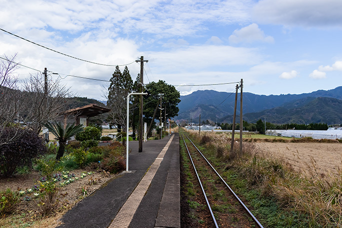 草生した路盤が南国のローカル線ムードを醸し出す内之田駅