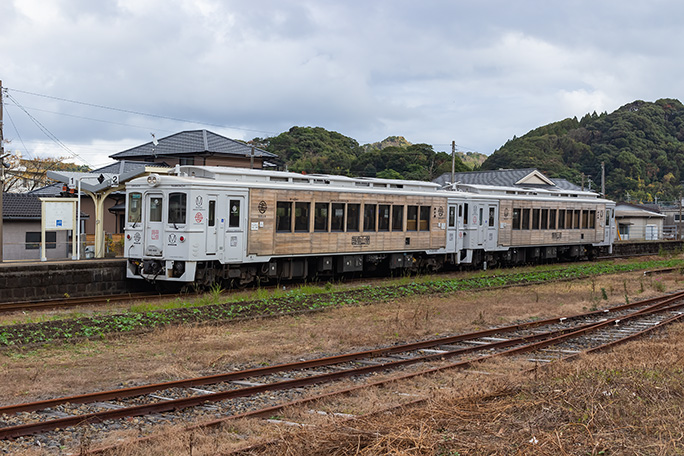 油津駅には観光列車の「海幸山幸」の車両が停車していた