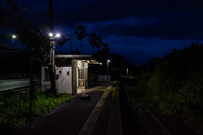 7時前の大隅夏井駅はまだ明けやらぬ眠りの中に居た