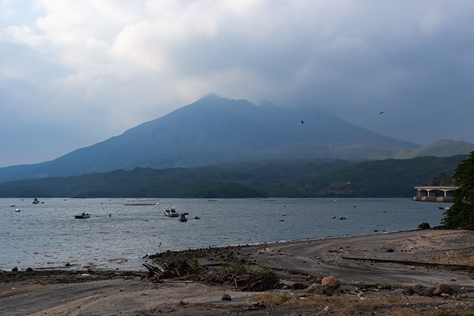 桜島を眺めながら錦江湾最奥の早崎付近に向かう