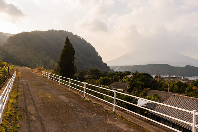 1997年頃にはホームや上屋が残っていた大隅麓駅跡から桜島を眺める