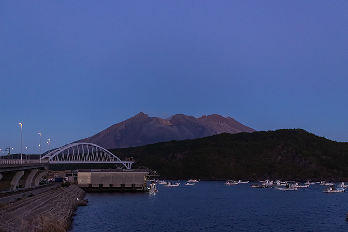 牛根大橋を前景に明け行く桜島を眺める