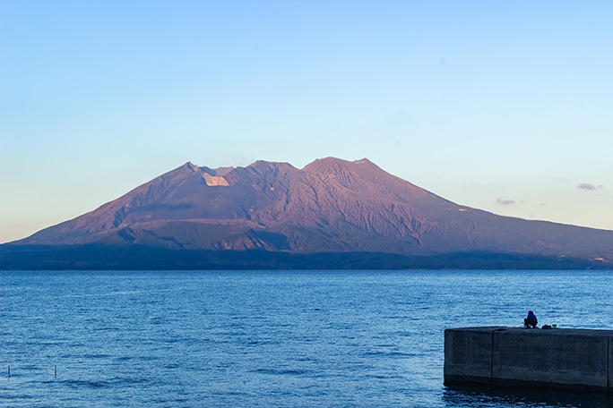 桜島の荒々しい山肌が朝日で赤く燃えていた