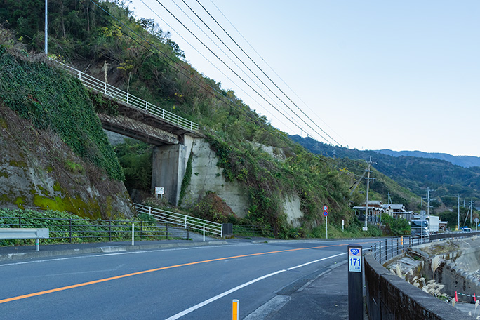 大隅境駅跡付近では海食崖に沿った路盤や高架橋の跡が続く