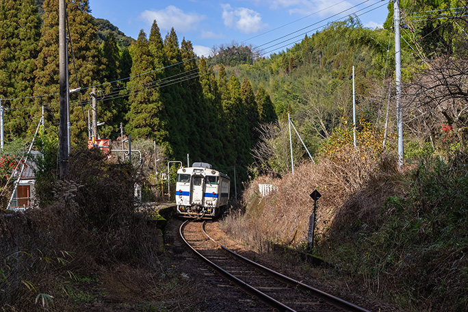 山里の狭隘な谷間にひっそりと佇む中福良駅