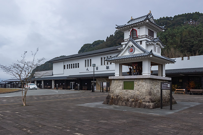 人吉城を模した作りが観光ムードを醸し出す人吉駅