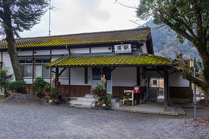 苔むした屋根瓦が印象的な渡駅も迎春の準備万端