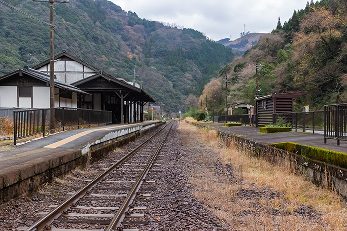 広い構内と立派な駅舎がかつての栄華を物語る一勝地駅