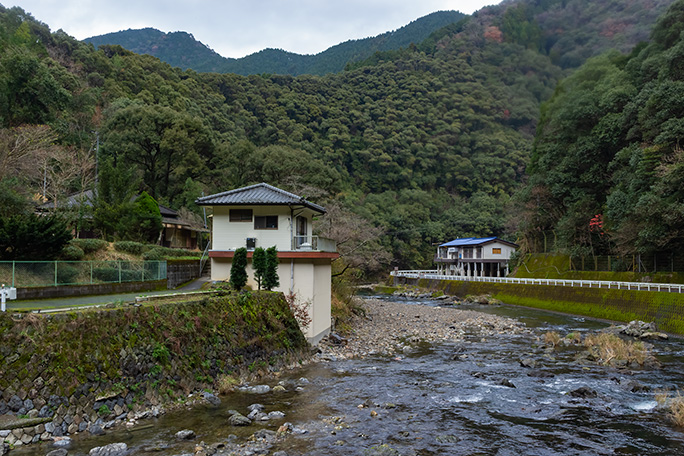 吉尾川の河畔に建つ吉尾温泉公衆浴場