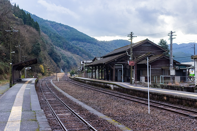 鹿児島本線時代の風格を留める坂本駅の駅舎