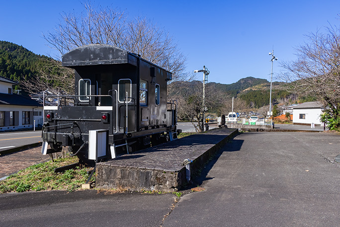 ループ線手前の山里に残る久木野駅跡の記念公園