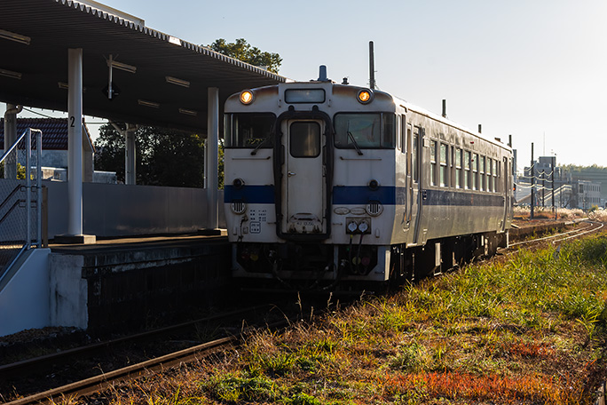 眩しいくらいの朝日の中で小林駅に到着