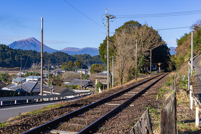 霧島連山と里山の風景が好ましい日向前田駅