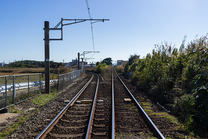 田吉駅の南で非電化の日南線と電化の宮崎空港線とが分岐していく