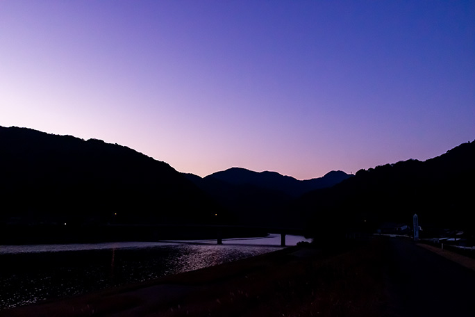 杉安駅跡付近にある仲島公園で迎える夜明け