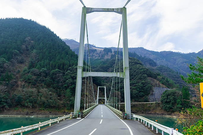 銀鏡川の合流地点にほど近いところに架かる米良大橋は宮崎県唯一の車道吊り橋