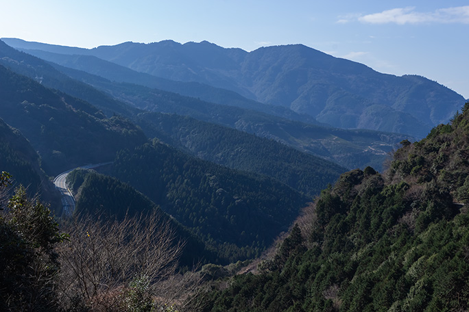 新道を見下ろしながら湯前に向かって豪快に降っていく横谷峠旧国道