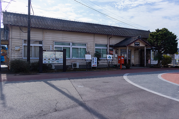 くま川鉄道の湯前駅に達して改正鉄道敷設法第122号線の計画線区間を繋ぎ終えた