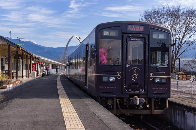 湯前駅で出発を待つ人吉温泉駅行きの普通列車