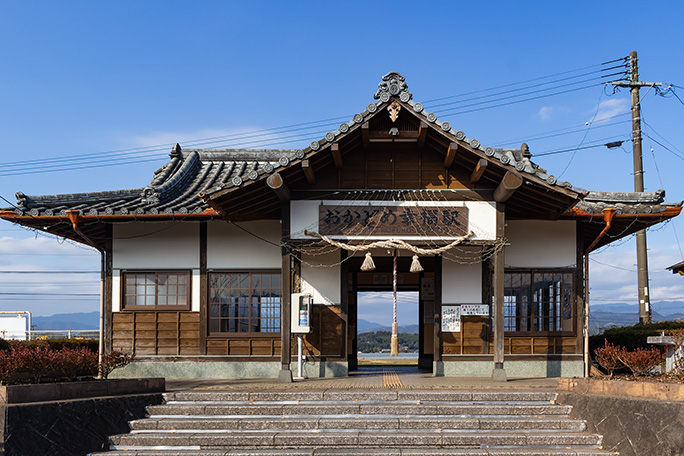 幸福神社とも言われる岡留熊野座神社が駅名の由来となったおかどめ幸福駅