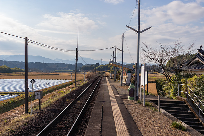 河童の置物の後姿が愛らしい田園の小駅・木上駅