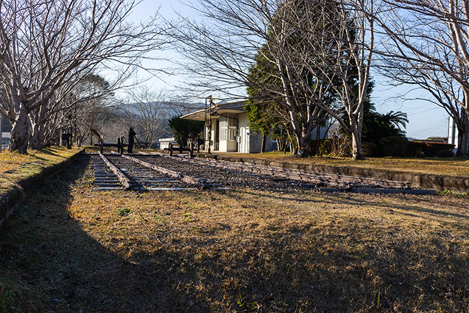 駅舎を含めた構内の一部が記念公園として残されている国鉄宮之城線・樋脇駅跡