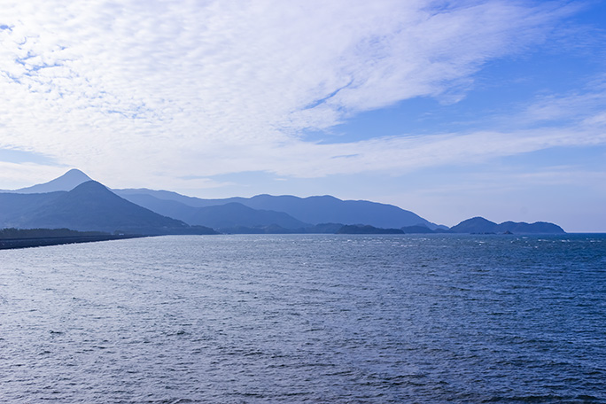 吹上浜から東シナ海越しに野間岳の威容を遠望する