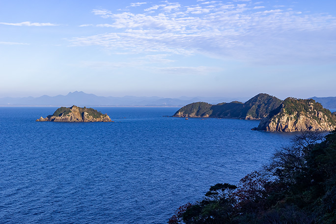 高崎鼻付近からは神ノ島や立羽島を前景に遠く金峰山を望むことができた