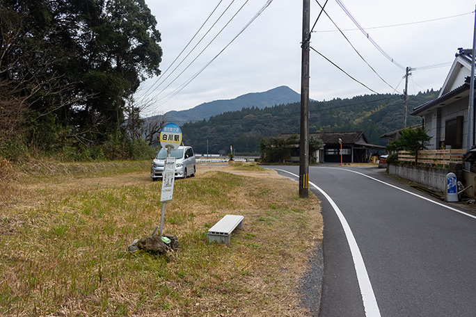 白川駅のバス停が残る鹿児島交通知覧線の薩摩白川駅跡