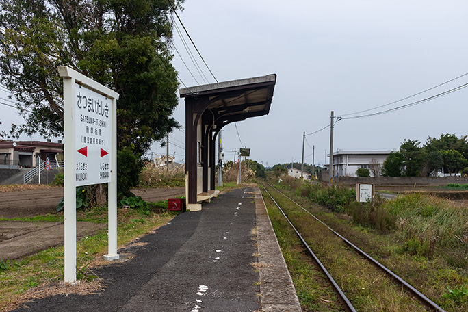 草生した路盤がローカルムードを醸し出す指宿枕崎線・薩摩板敷駅