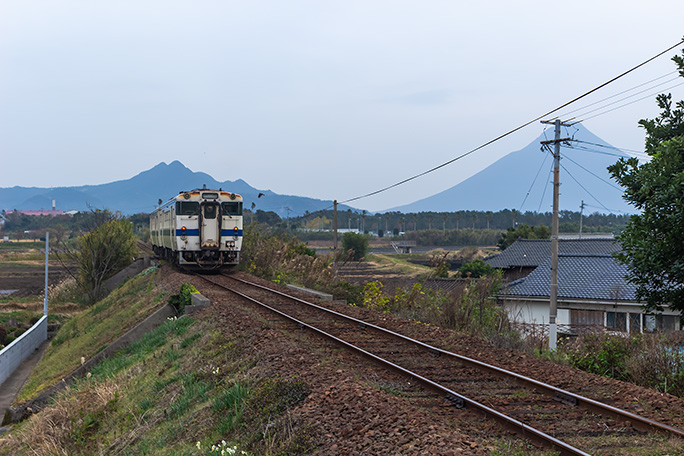 列車のいく手には開聞岳の端正な姿が眺められた