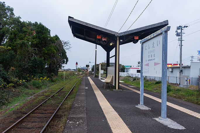 島式ホームで行き違いが可能な西頴娃駅