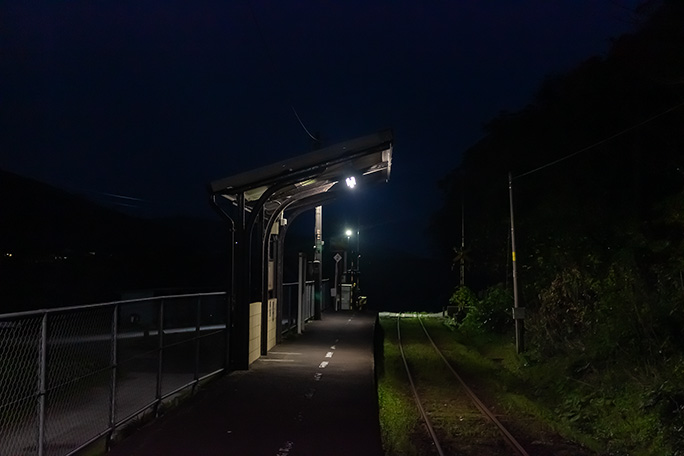 東開聞駅に着く頃にはすっかり暮れていた