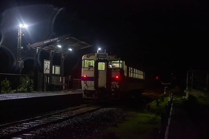 西大山駅では降り始めた雨の中で指宿方面への普通列車を見送る