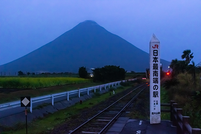 20年前と変わらぬ様子で開聞岳が見下ろす最南端の駅に間もなく列車がやってくる