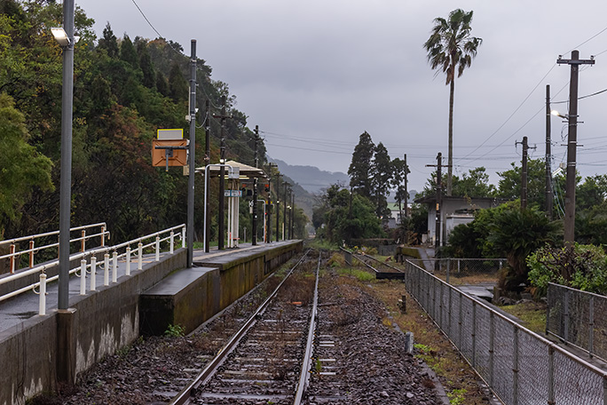 貨物側線やホームも残された生見駅の構内