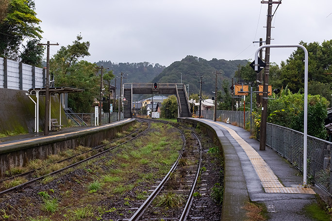 緩やかな曲線を描く相対式2面2線の前之浜駅