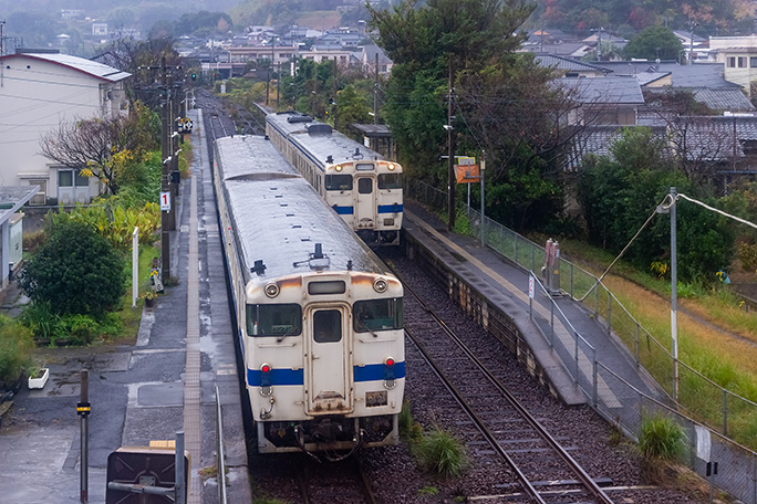 瀬々串駅では2両編成の普通列車同士が行き違い