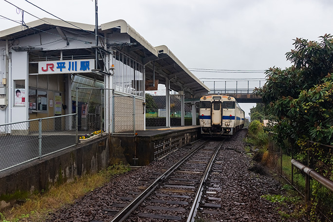 平川駅では瀬々串駅で見かけた普通列車と再び対面