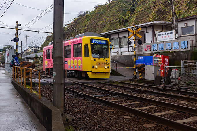 鹿児島市電谷山線とJR指宿枕崎線の駅が隣接する南鹿児島駅