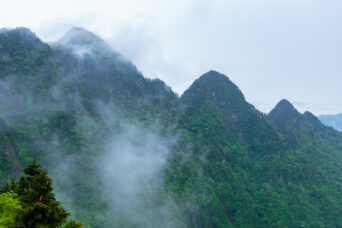 大峯奥駈道・国見岳付近から望む大普賢岳（奈良県：2024年5月）