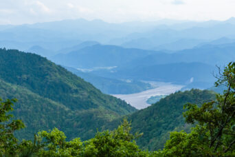 大峯奥駈道・五大尊岳南西尾根から金剛多和越しに望む熊野川（和歌山県：2024年6月）