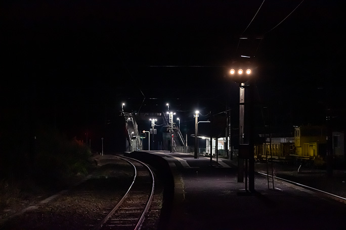 まだ眠りの只中に居る青井岳駅を撮影して出発